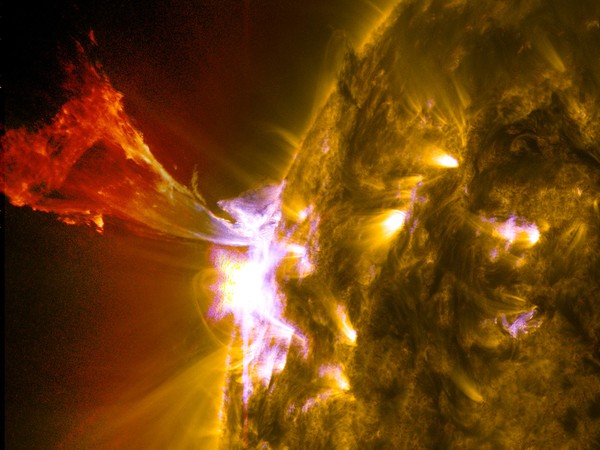 5月3日に発生した中規模の太陽フレア。NASAのソーラー・ダイナミクス・オブザーバトリー（SDO）が撮影。